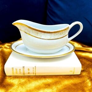 Vintage Royal Heritage Primavera Gravy Boat.